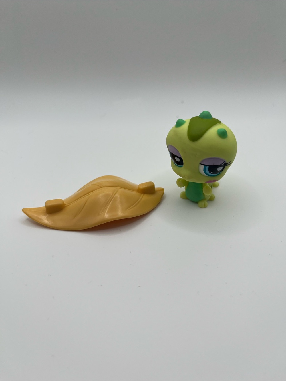 Hasbro Littlest Pet Shop #1324 Lime Green Caterpillar Pink Kiss With Leaf